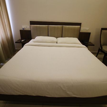 Vels Hotel Pondicherry Esterno foto