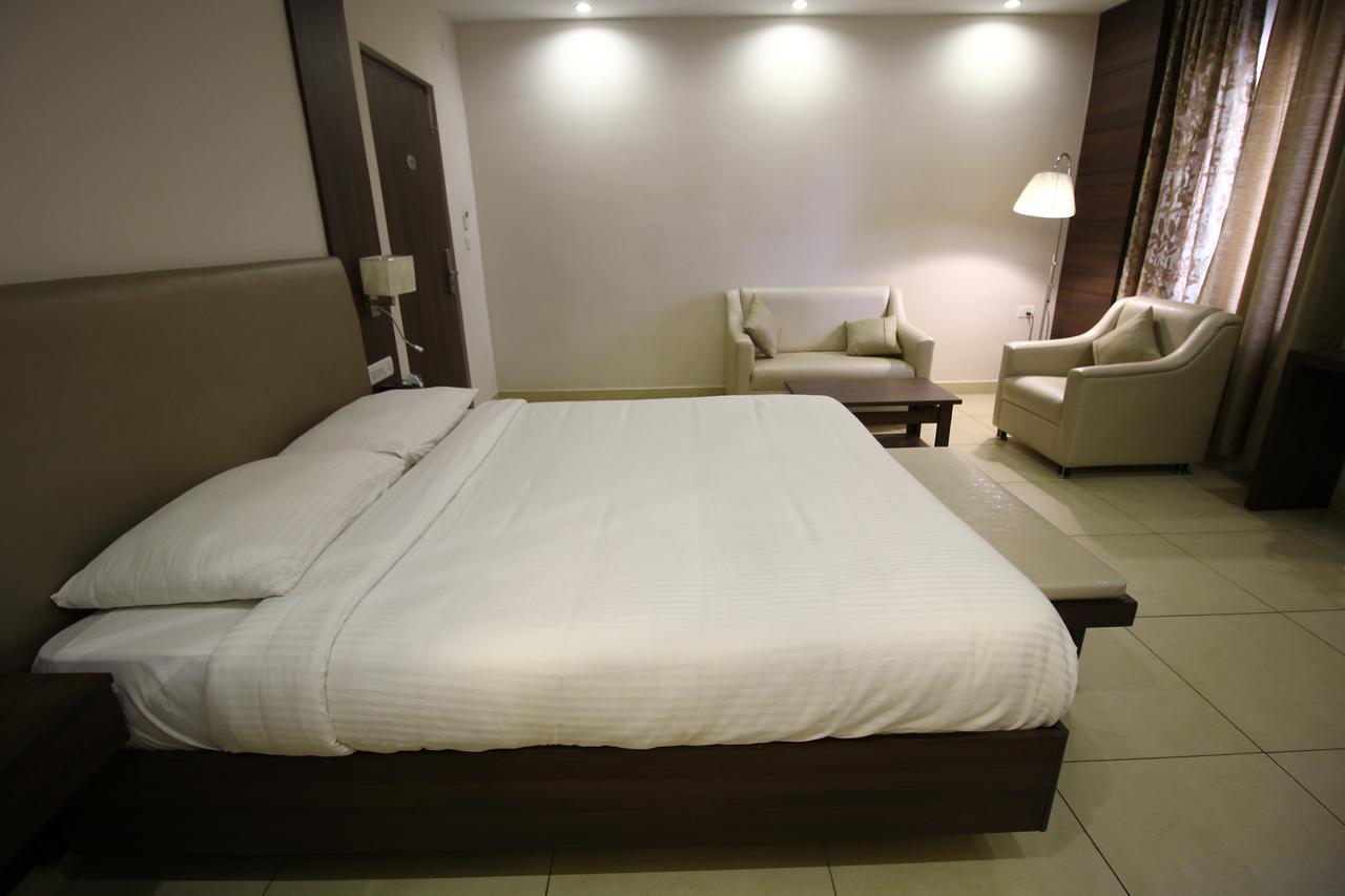 Vels Hotel Pondicherry Esterno foto