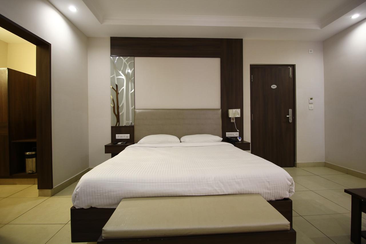 Vels Hotel Pondicherry Esterno foto