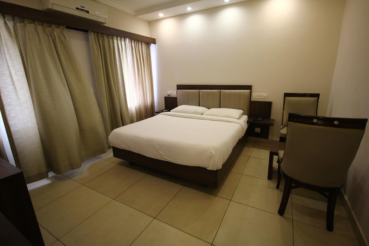 Vels Hotel Pondicherry Esterno foto