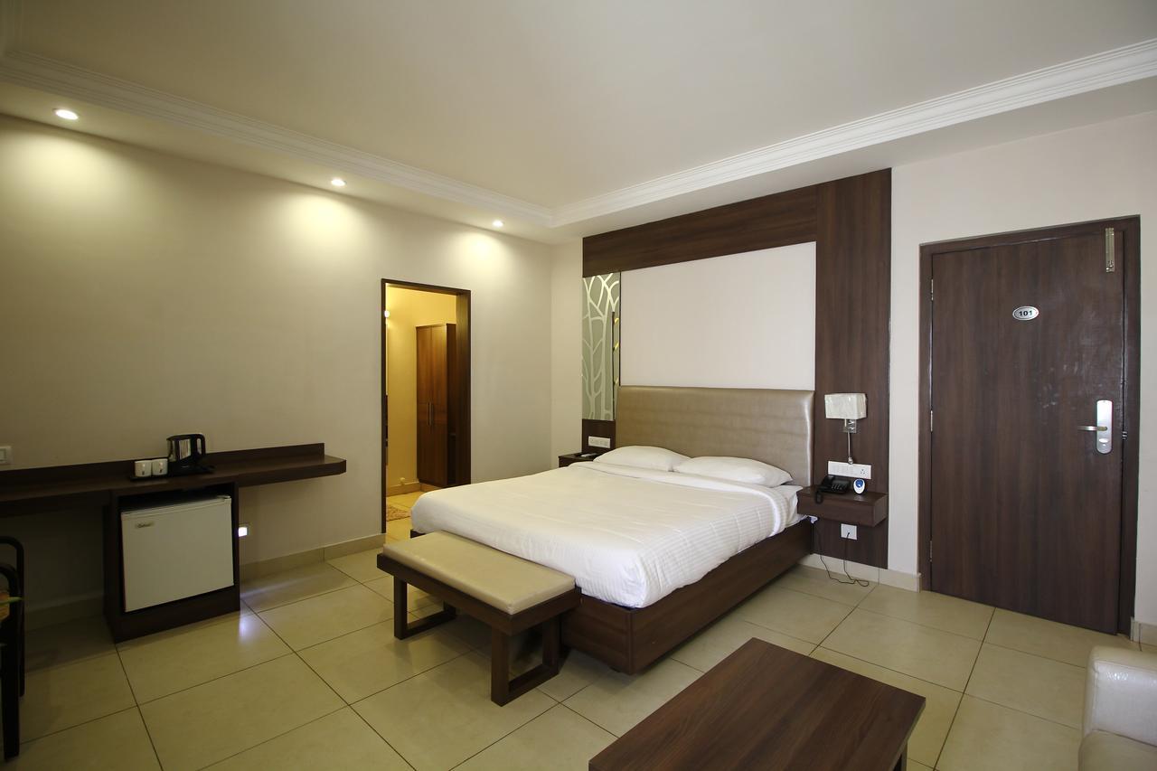 Vels Hotel Pondicherry Esterno foto