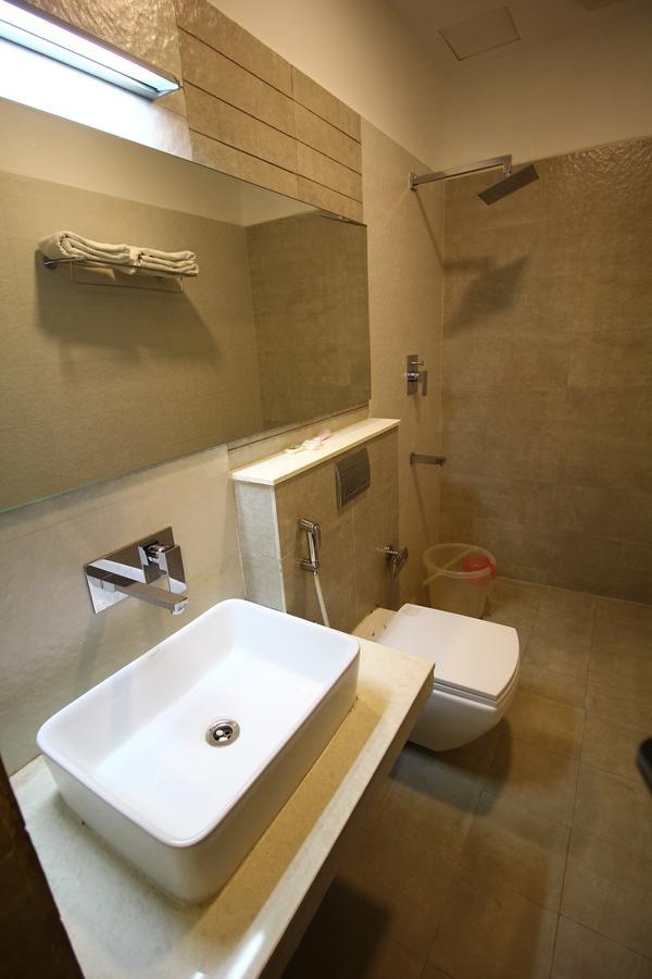 Vels Hotel Pondicherry Esterno foto