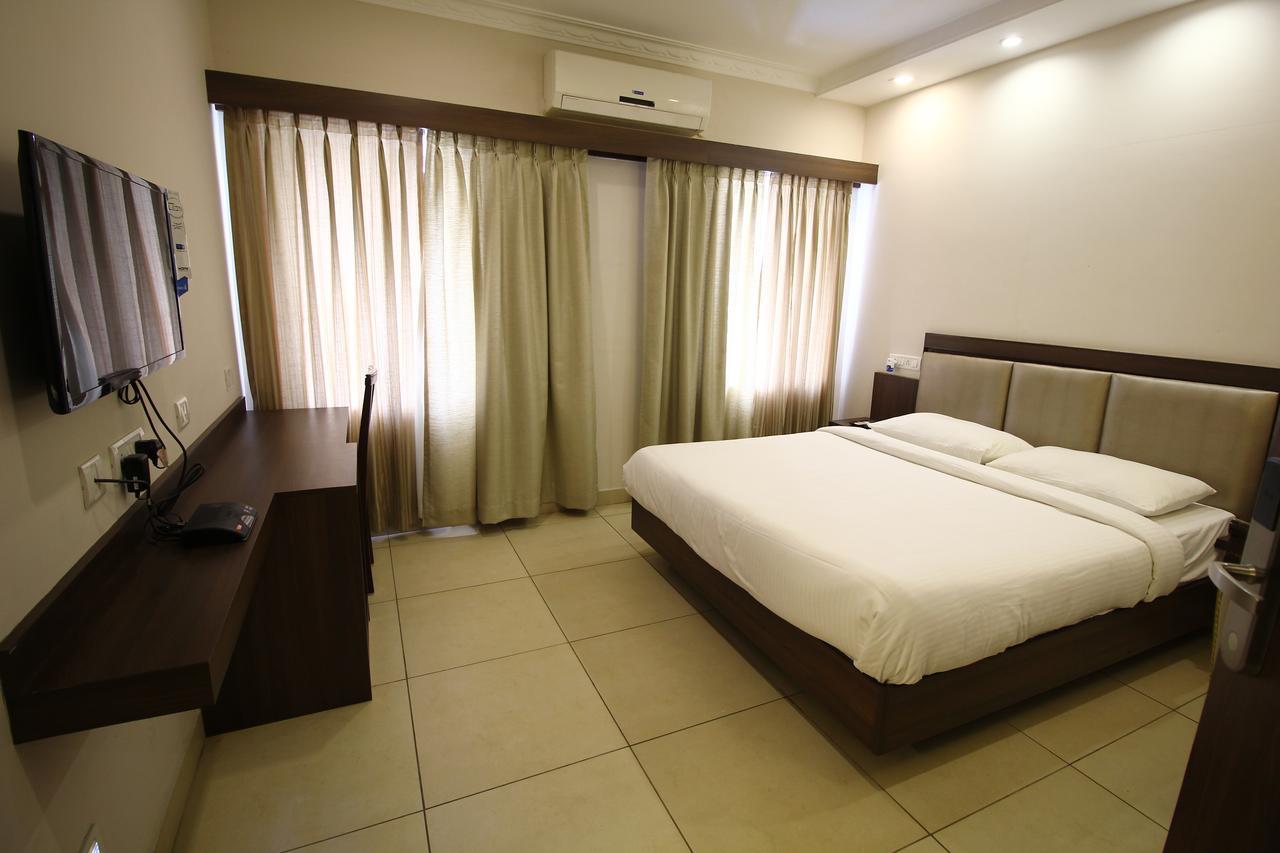 Vels Hotel Pondicherry Esterno foto