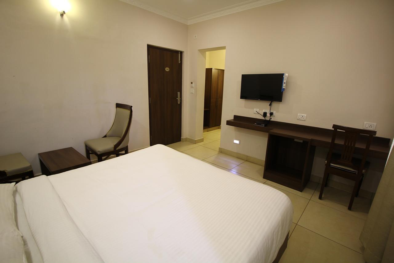 Vels Hotel Pondicherry Esterno foto